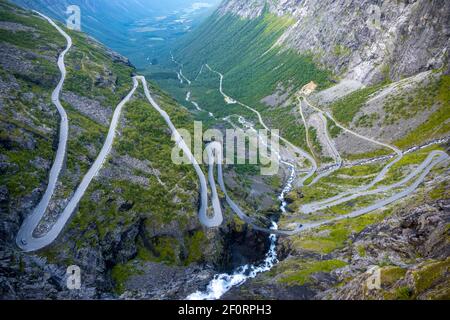 Kehren auf Trollstigen Road, in der Nähe von Andalsnes, More Og Romsdal, Westnorwegen, Norwegen Stockfoto