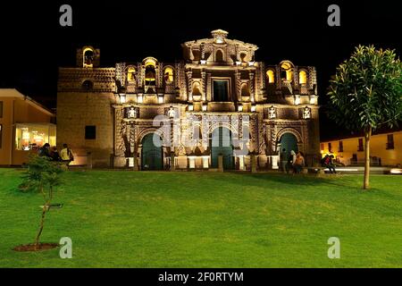 Plaza de Armas und Kathedrale Catedral de Santa Catalina bei Nacht, Cajamarca, Provinz Cajamarca, Peru Stockfoto