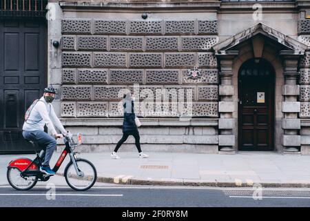 London, UK - März 2021 : Menschen mit Gesichtsmasken in London während der dritten nationalen Sperre Stockfoto