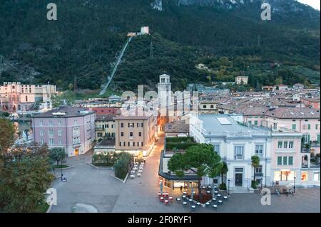 Blick auf das Zentrum von Riva del Garda von der Burg Rocca di Riva, Reiff, Bastione Ruinen dahinter, Gardasee, Provinz Trient, Trentino, Italien Stockfoto