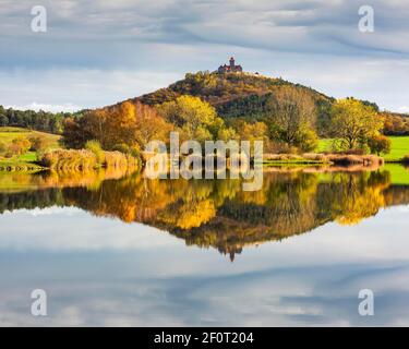Landschaft mit See im Herbst, Veste Wachsenburg reflektiert, Schloss des Schlossensembles drei Gleichen, Mühlberg, Thüringen, Deutschland Stockfoto