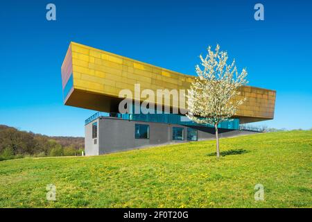 Nebra Arche im Frühjahr, blühender Kirschbaum, Wiese mit Löwenzahn, Museum der Himmelsscheibe, Besucherzentrum, Nebra, Burgenlandkreis, Sachsen-Anhalt Stockfoto