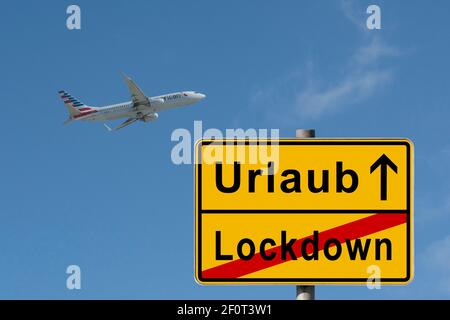 Symbolisches Bild, Ende Lockdown, Start Urlaub, Fotomontage, Passagierflugzeug startet, blauer Himmel, Deutschland Stockfoto