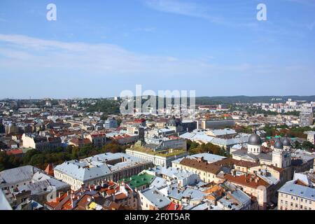 Architektur von Lviv. Lviv ist das kulturelle Zentrum der Ukraine. Fernsehen und Rathaus im Zentrum. Touristenattraktionen. . Hochwertige Fotos Stockfoto