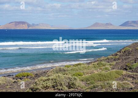 Strand an den Klippen von Famara, Riscos de Famara, Blick auf die Insel La Graciosa, Lanzarote, Kanarische Inseln, Spanien Stockfoto