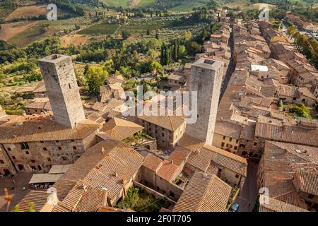 Luftaufnahme von San Gimignano kleinen ummauerten mittelalterlichen Hügel der Stadt vom Turm des Palazzo del Popolo in Toskana, Italien Stockfoto