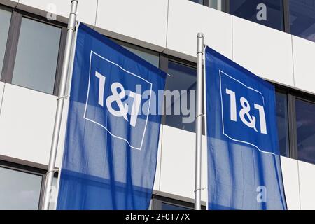 1&amp;1, Flaggen vor dem Gebäude, Mobil- und Internetanbieter, Marke United Internet AG, Düsseldorf, Nordrhein-Westfalen Stockfoto