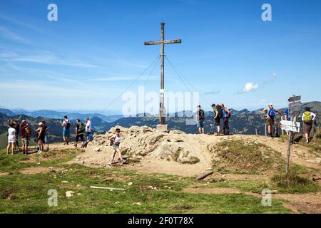 Wanderer am Gipfelkreuz am Riedberger Horn, Grasgehren, bei Obermaiselstein, Oberallgäu, Allgäuer Alpen, Allgäu, Bayern, Deutschland Stockfoto