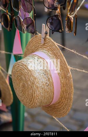 Strohhut mit einer rosa Schleife Stockfoto