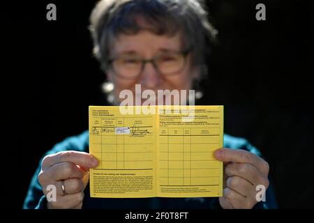 Frau zeigt stolz ihren Impfpass, nachdem sie mit AstraZeneca gegen Covid-19, SARS-CoV-2, Corona Crisis, Stuttgart geimpft wurde Stockfoto