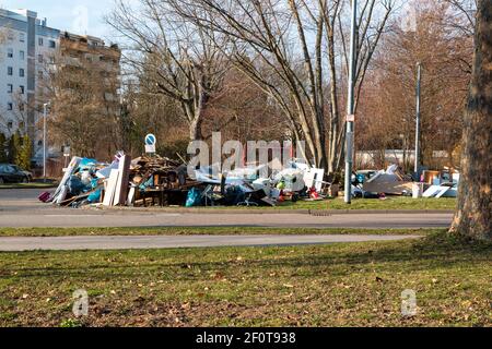 Bietigheim-Bissingen, Deutschland-März 07,2021: Vor einem Haus auf der Wiese liegt ein riesiger Haufen Sperrmüll und Schrott Stockfoto