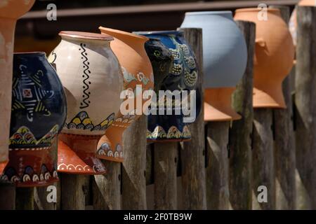 Holzzaun mit gemalten Tonkrüge Stockfoto