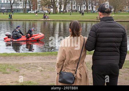 Ein Suchteam setzt die Suche nach der vermissten Frau Sarah Everard auf Clapham Common am 7th. März 2021 fort, die beim Heimgehen verschwand Stockfoto