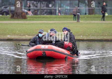 Ein Suchteam setzt die Suche nach der vermissten Frau Sarah Everard auf Clapham Common am 7th. März 2021 fort, die beim Heimgehen verschwand Stockfoto