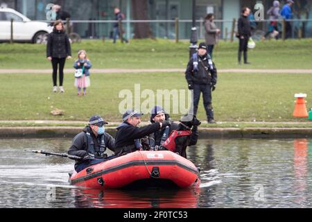 Ein Suchteam setzt die Suche nach der vermissten Frau Sarah Everard auf Clapham Common am 7th. März 2021 fort, die beim Heimgehen verschwand Stockfoto