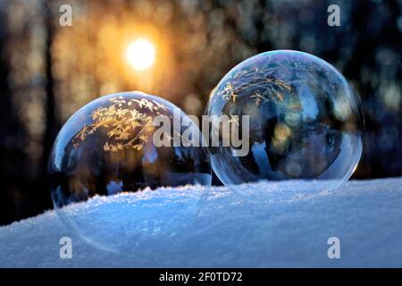 Eiskalte Seifenblasen mit Eiskristallen auf Schnee im Backlight, Deutschland Stockfoto