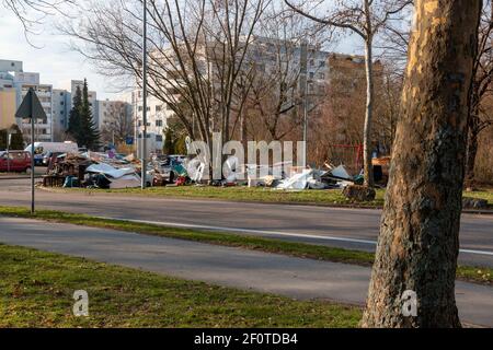 Bietigheim-Bissingen, Deutschland-März 07,2021: Vor einem Haus auf der Wiese liegt ein riesiger Haufen Sperrmüll und Schrott Stockfoto