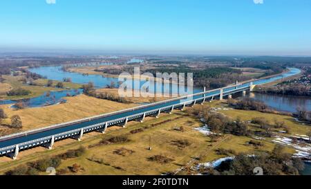 Wasserstraßenknotenpunkt Magdeburg, Mittelland Kanal führt in Trogbrücke über die Elbe, Hohenwarthe, Sachsen-Anhalt, Deutschland Stockfoto