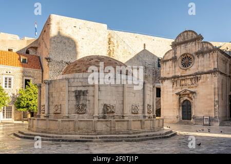 Dubrovnik, Kroatien - 22. Aug 2020: Großer Onofrio-Brunnen in der Altstadt Hauptstraße stradun Stockfoto