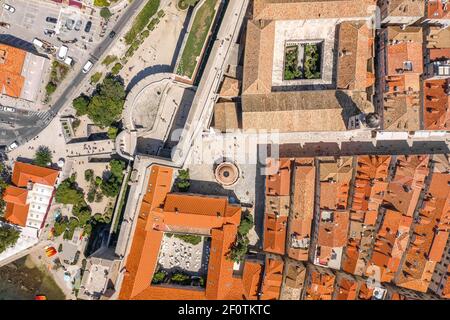 Luftaufnahme Drohne Schuss von Pfahltor von Dubrovnik alt Stadt Stradun Straße in Kroatien Sommermittags Stockfoto