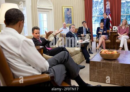 Präsident Barack Obama trifft sich mit hochrangigen Beratern im Oval Office, um die laufenden Bemühungen bei den Gesprächen über Schuldengrenze und Defizitabbau am Sonntag, den 31 2011. Juli zu diskutieren. Im Bild von links sind: Finanzminister Timothy Geithner; Stabschef Bill Daley; National Economic Council Director Gene Sperling; OMB Director Jack Lew; Senior Advisor Valerie Jarrett; Bruce Reed Stabschef des Vizepräsidenten; und Counsel der Präsidentin Kathryn Ruemmler. Stockfoto