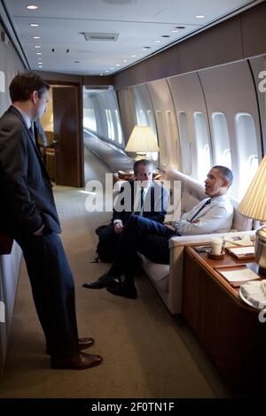 Präsident Barack Obama spricht mit dem stellvertretenden Principal Press Secretary Josh Earnest Left und dem Direktor des National Economic Council, Gene Sperling Centre an Bord der Air Force One auf dem Flug nach Pittsburgh Pa. Okt. 11 2011. Stockfoto