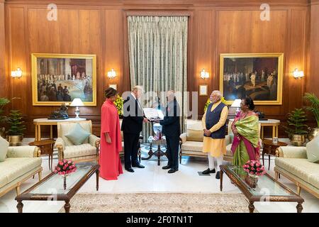 Präsident Donald Trump und First Lady Melania Trump erhalten zusammen mit dem indischen Premierminister Narendra Modi ein Geschenk des indischen Präsidenten RAM Nath Kovind und seiner Frau Savita Kovind nach einem Staatsbankett Dienstag, den 25 2020. Februar im Rashtrapati Bhavan Präsidentenpalast in Neu-Delhi Indien. Stockfoto