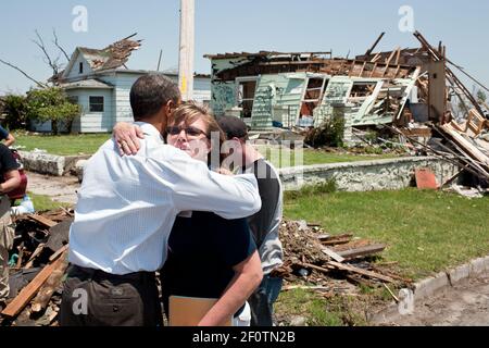 Präsident Barack Obama begrüßt die Bewohner während einer Tour durch die von dem tödlichen Tornado betroffenen Viertel in Joplin Mo., 29 2011. Mai. Stockfoto