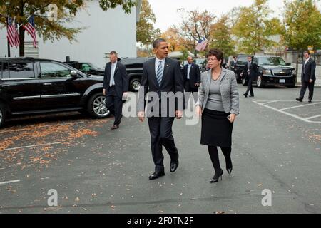 Präsident Barack Obama geht mit Senior Advisor Valerie Jarrett über die West Executive Avenue in den Westflügel des Weißen Hauses nach einer Veranstaltung im Oktober 29 2009. Stockfoto