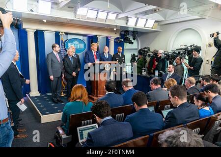 Präsident Donald Trump und Vizepräsident Mike Pence halten bei einem Coronavirus Task Force Update am Samstag, den 29 2020. Februar, im James S. Brady Press Briefing Room des Weißen Hauses Bemerkungen. Stockfoto