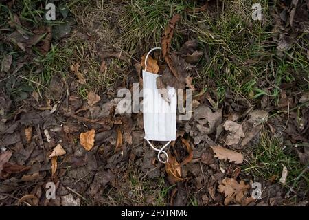 Posen, Wielkopolska, Polen. März 2021, 7th. ''Pandemie'' von Gesichtsmasken in der Umgebung in Posen. Ein Spaziergang von mehreren Kilometern enthüllte zahlreiche Spuren der Pandemie. Auf oder in der Nähe von Bürgersteigen und Waldwegen fotografierte ich insgesamt 31 verlorene/linke Gesichtsmasken, die getragen wurden, um die Ausbreitung von Covid-19 zu verhindern. Quelle: Dawid Tatarkiewicz/ZUMA Wire/Alamy Live News Stockfoto