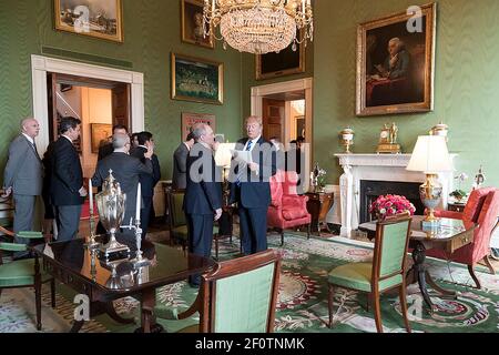 Vor einem Treffen des House Whip geht Präsident Donald Trump über die Bemerkungen mit dem House Majority Whip Rep. Steve Scalise (LA-01) Dienstag, den 7 2017. März im Grünen Raum des Weißen Hauses. Stockfoto