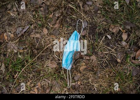 Posen, Wielkopolska, Polen. März 2021, 7th. ''Pandemie'' von Gesichtsmasken in der Umgebung in Posen. Ein Spaziergang von mehreren Kilometern enthüllte zahlreiche Spuren der Pandemie. Auf oder in der Nähe von Bürgersteigen und Waldwegen fotografierte ich insgesamt 31 verlorene/linke Gesichtsmasken, die getragen wurden, um die Ausbreitung von Covid-19 zu verhindern. Quelle: Dawid Tatarkiewicz/ZUMA Wire/Alamy Live News Stockfoto