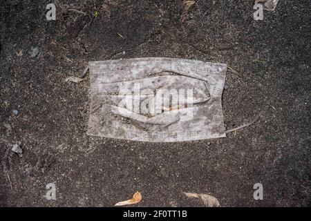 Posen, Wielkopolska, Polen. März 2021, 7th. ''Pandemie'' von Gesichtsmasken in der Umgebung in Posen. Ein Spaziergang von mehreren Kilometern enthüllte zahlreiche Spuren der Pandemie. Auf oder in der Nähe von Bürgersteigen und Waldwegen fotografierte ich insgesamt 31 verlorene/linke Gesichtsmasken, die getragen wurden, um die Ausbreitung von Covid-19 zu verhindern. Quelle: Dawid Tatarkiewicz/ZUMA Wire/Alamy Live News Stockfoto