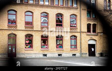 Braunschweig, Deutschland. März 2021, 07th. In den Fenstern des Gymnasiums Martino-Katharineum hängen die Worte "Willkommen". Nach mehreren Wochen Fernunterricht wird es bald wieder in die Klassenräume für Schüler in Niedersachsen gehen. Ab 15,03. Werden die niedersächsischen Schulen im alternierenden Modell wieder in den Präsenzunterricht zurückkehren. Quelle: Hauke-Christian Dittrich/dpa/Alamy Live News Stockfoto