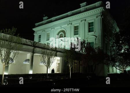 Präsident Donald Trump geht entlang der West Wing Colonnade zur Residenz des Weißen Hauses nach seiner Ansprache an die Nation am Mittwochabend, dem 11 2020. März. Stockfoto