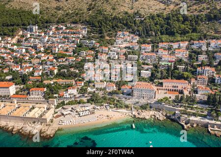 Luftdrohnenfoto des Strandes von Banje vor der Altstadt von Dubrovnik Stadtmauer in Kroatien Sommermorgen Stockfoto