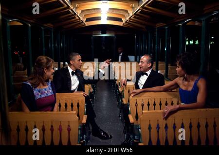 Präsident Barack Obama, First Lady Michelle Obama, Präsident Felipe Calderón von Mexiko und seine Frau Margarita Zavala fahren mit dem Trolley zu einem Zelt auf dem South Lawn des Weißen Hauses, zum Empfang des State Dinner am 19. Mai 2010. Stockfoto