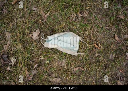 Posen, Wielkopolska, Polen. März 2021, 7th. ''Pandemie'' von Gesichtsmasken in der Umgebung in Posen. Ein Spaziergang von mehreren Kilometern enthüllte zahlreiche Spuren der Pandemie. Auf oder in der Nähe von Bürgersteigen und Waldwegen fotografierte ich insgesamt 31 verlorene/linke Gesichtsmasken, die getragen wurden, um die Ausbreitung von Covid-19 zu verhindern. Quelle: Dawid Tatarkiewicz/ZUMA Wire/Alamy Live News Stockfoto