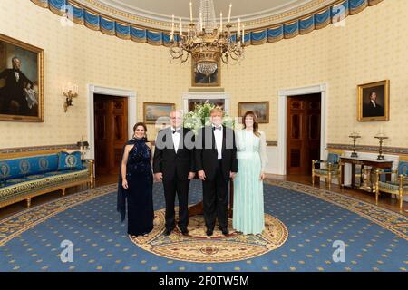 Präsident Donald Trump und First Lady Melania Trump posieren für ein Foto mit dem australischen Premierminister Scott Morrison und seiner Frau Jenny Morrison Freitag, 20 2019. September im Blauen Raum des Weißen Hauses. Stockfoto