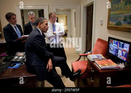 Präsident Barack Obama sieht sich eine Fernsehrede des ägyptischen Präsidenten Hosni Mubarak im Außenministerium des Ovalen Büros am 28 2011. Januar an. Mit dem Präsidenten von links sind: Tony Blinken nationaler Sicherheitsberater des Vizepräsidenten; stellvertretender nationaler Sicherheitsberater Denis McDonough; und Pressesekretär Robert Gibbs. Stockfoto