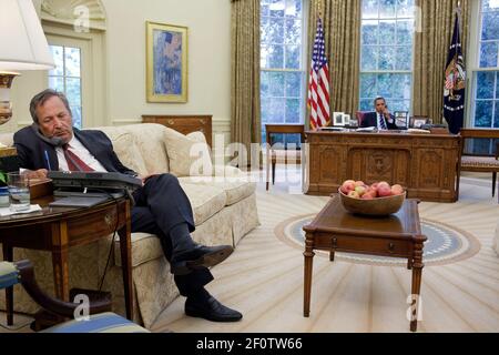 Präsident Barack Obama telefoniert im Oval Office, 13. August 2010. Larry Summers, Direktor des National Economic Council, hört dem Aufruf zu Stockfoto