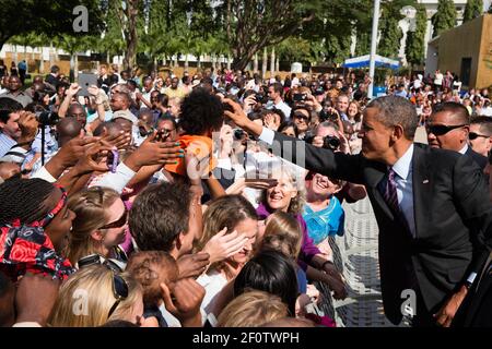 Präsident Barack Obama fühlt das Haar eines jungen Menschen, als er Mitarbeiter und ihre Familienangehörigen in der US-Botschaft in dar es Salaam Tansania am 2 2013. Juli begrüßt. Stockfoto