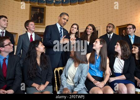 Präsident Barack Obama begrüßt die Studenten im Blauen Raum des Weißen Hauses, bevor er eine Erklärung über die Erschwinglichkeit der Hochschulen und die Zinssätze für Studentendarlehen im Juni 21 2012 abgibt. Stockfoto