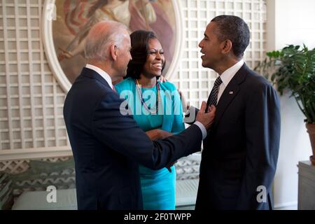 Präsident Barack Obama First Lady Michelle Obama und Vizepräsident Joe Biden sprechen im West Garden Room des Weißen Hauses vor einer Veranstaltung mit den 2012 US-Olympischen und Paralympischen Teams auf dem South Lawn September 14 2012. Stockfoto