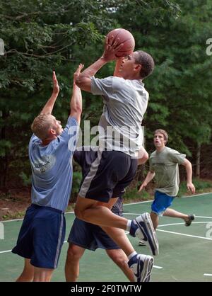 Präsident Barack Obama spielt Basketball mit Mitarbeitern des Weißen Hauses, während im Urlaub auf Martha's Vineyard Aug. 26 2009. Stockfoto