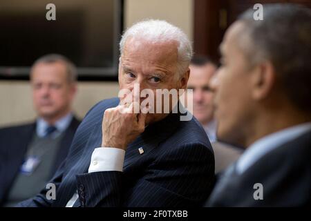 Vizepräsident Joe Biden hört Präsident Barack Obama während eines Treffens im Situationsraum des Weißen Hauses, 2. Februar 2015. Stockfoto