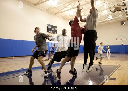 Präsident Barack Obama spielt Basketball mit Familie und leitenden Angestellten während eines Retreats in Camp David am 18 2009. Juli. Stockfoto