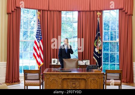 Präsident Barack Obama telefoniert mit Generalsolizist Donald Verrilli im Oval Office, nachdem er von dem Urteil des Obersten Gerichtshofs zum „Patient Protection and Affordable Care Act“ im Juni 28 2012 erfahren hat. Stockfoto