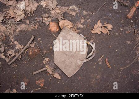 Posen, Wielkopolska, Polen. März 2021, 7th. ''Pandemie'' von Gesichtsmasken in der Umgebung in Posen. Ein Spaziergang von mehreren Kilometern enthüllte zahlreiche Spuren der Pandemie. Auf oder in der Nähe von Bürgersteigen und Waldwegen fotografierte ich insgesamt 31 verlorene/linke Gesichtsmasken, die getragen wurden, um die Ausbreitung von Covid-19 zu verhindern. Quelle: Dawid Tatarkiewicz/ZUMA Wire/Alamy Live News Stockfoto